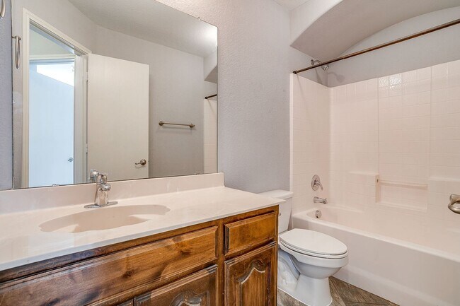 Building Photo - Amazing Rental Home- 3 Bed, 2 Bath Home in...