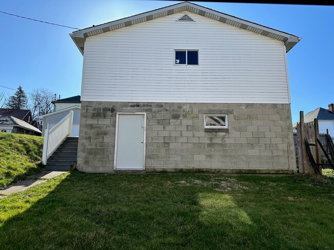 Building Photo - 612 N 3rd St