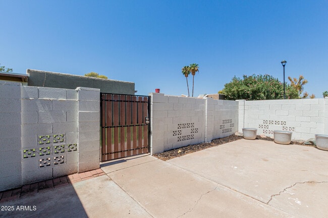 Building Photo - 712 N Santa Barbara