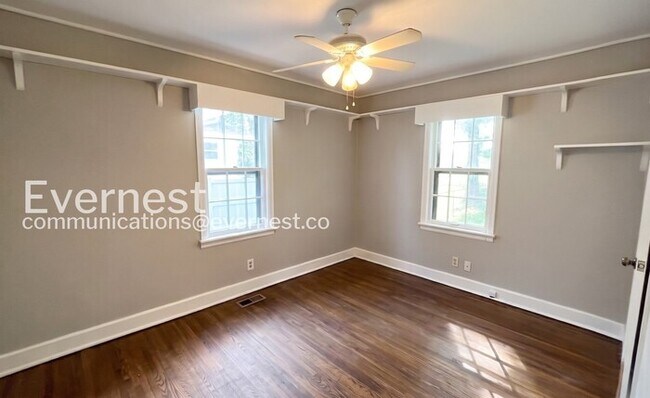 Building Photo - 5008 Golfview Dr