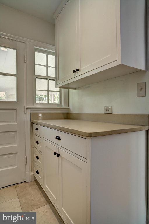 Building Photo - 1723 Oakcrest Dr