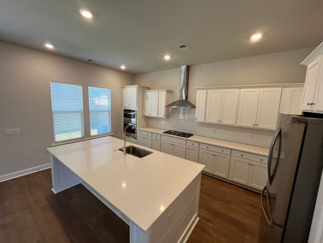 Building Photo - Stunning 4 Bedroom 4.5 Bath Home In Summer's Corner~