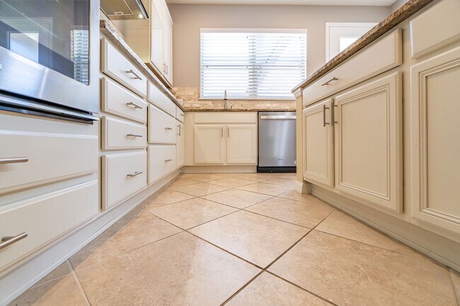 Building Photo - Beautiful Energy Efficient 3/2.5 Townhome ...