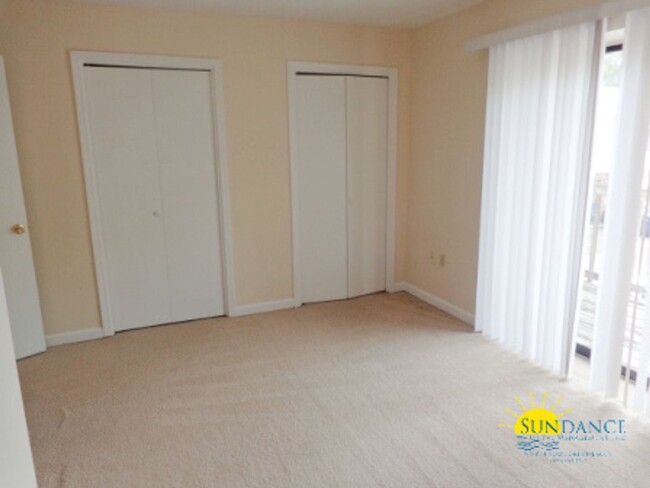 Building Photo - Large newly painted 2Bed/2.5 bath located ...