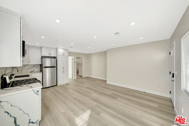 Building Photo - 10953 Whitegate Ave