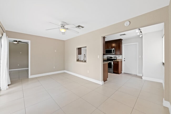 Building Photo - 313 SE 4th Terrace