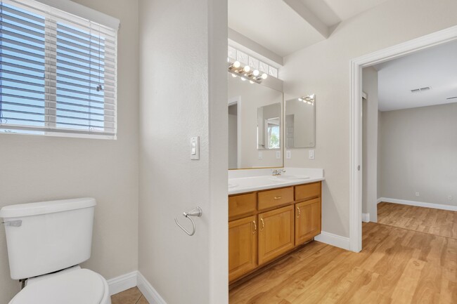 Building Photo - LUXORY 5 BEDROOM 3 1/2 BATH HOME LOCATED I...