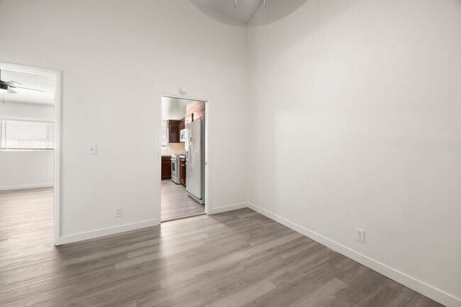 Building Photo - Spacious 2 Bedroom 2 Bathroom 3 Story Cond...
