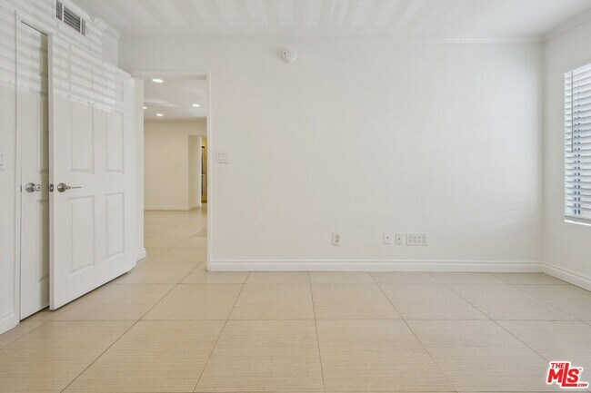 Building Photo - 5535 Canoga Ave