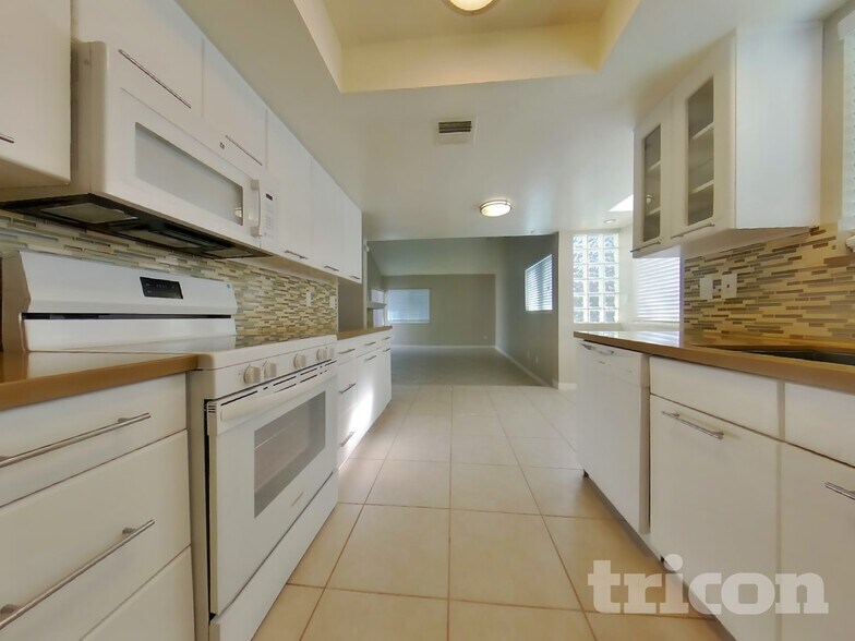 Building Photo - 3223 Lake Twylo Rd