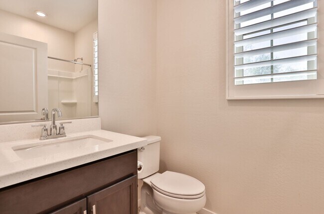 Building Photo - Gorgeous 4bed/3 bath End Unit Condo in Gil...