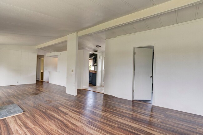 Building Photo - 3 Bed  2 Bath Pet Friendly Home