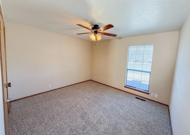 Building Photo - 2205 Shamrock Dr