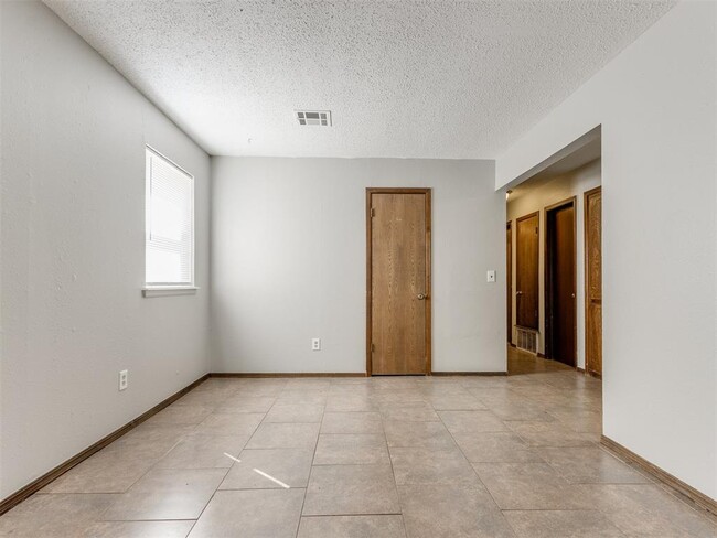 Building Photo - 822 Russell Cir