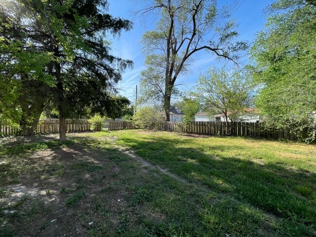 Building Photo - 2 Bedroom Home With Fenced in Yard