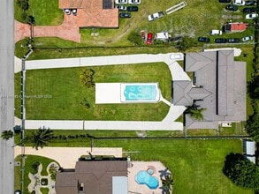 Building Photo - 425 SW 129th Ave