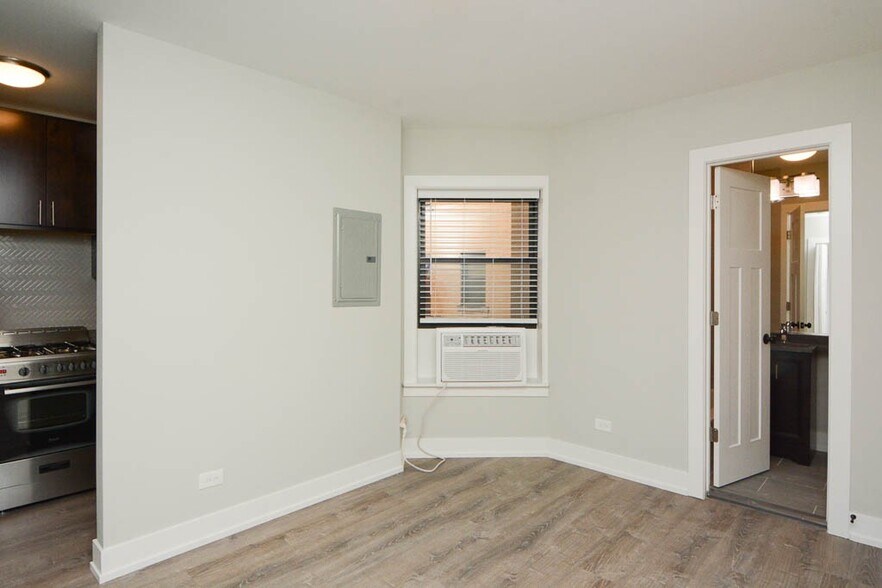 Building Photo - 533 W Belden Ave