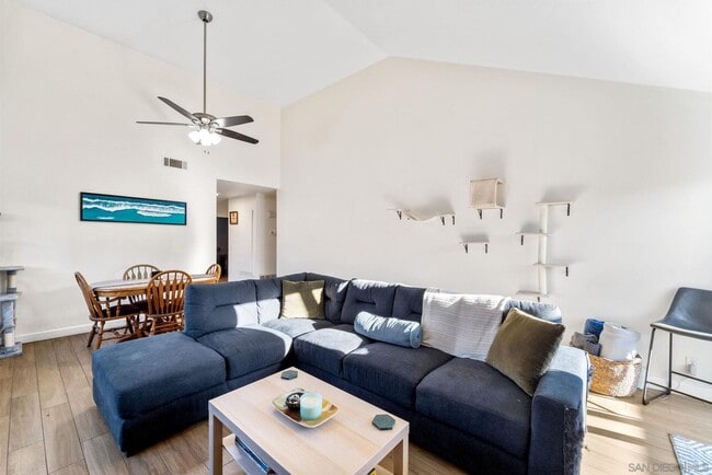 Building Photo - 2 BR Townhome in Escondido w/ 2 car garage