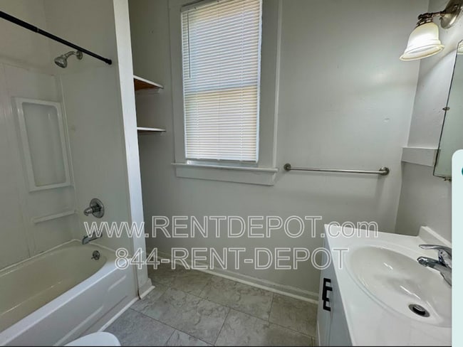 Building Photo - 1306 W Missouri St