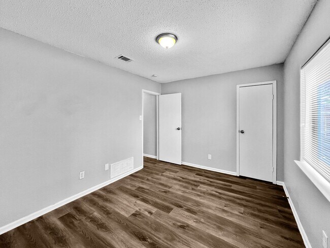 Building Photo - Charming 3-Bed, 2-Bath Home in Lewisville with Open Floor Plan & Fireplace