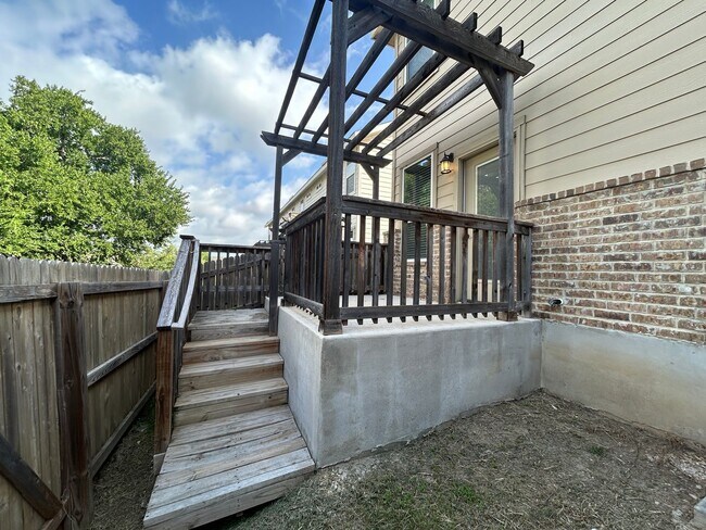 Building Photo - 1 MONTH FREE RENT / Close to HWY for Commu...