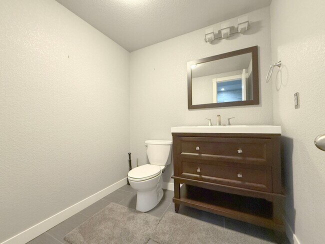 Building Photo - Rare Mountain View Gem for Rent in Erie!