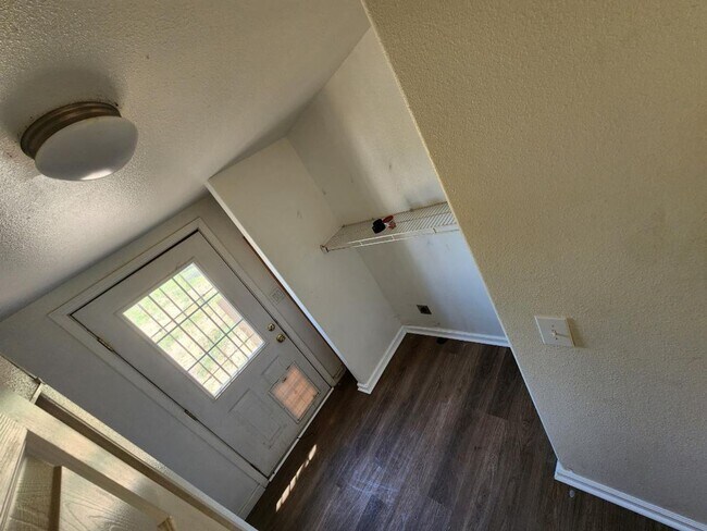 Building Photo - Charming 3 Bedroom + Den Home with Open Floor Plan, pet friendly,  garden area.