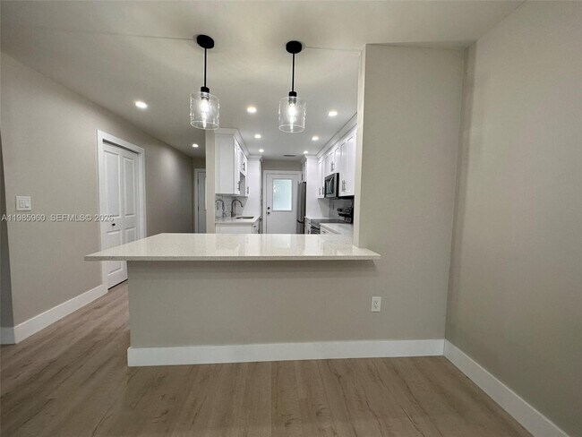 Building Photo - 708 Victoria Dr