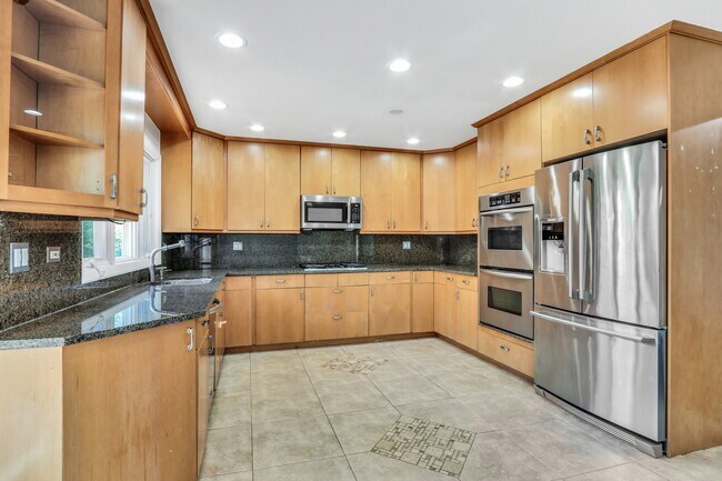 Building Photo - 107 E Burr Oak Dr