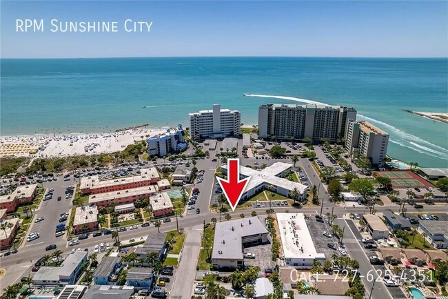 Building Photo - STUNNING CONDO TWO MINUTE WALK FROM ST. PE...