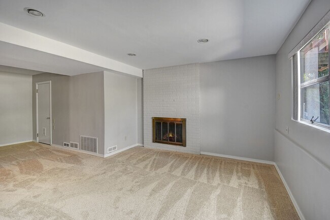 Building Photo - 3bd/2.5ba Bellevue Home