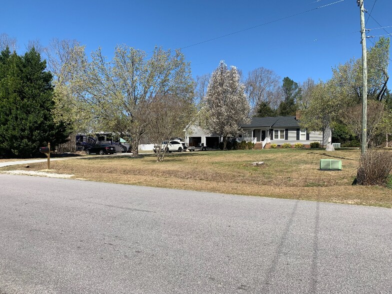 Building Photo - 2018 Valley Dr
