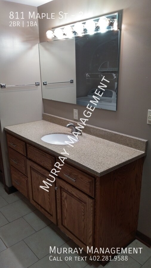 Building Photo - 811 Maple St