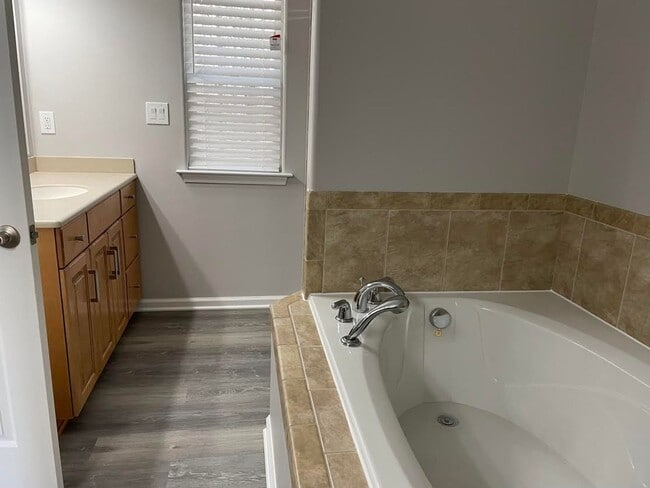 Building Photo - Woodbridge Pointe