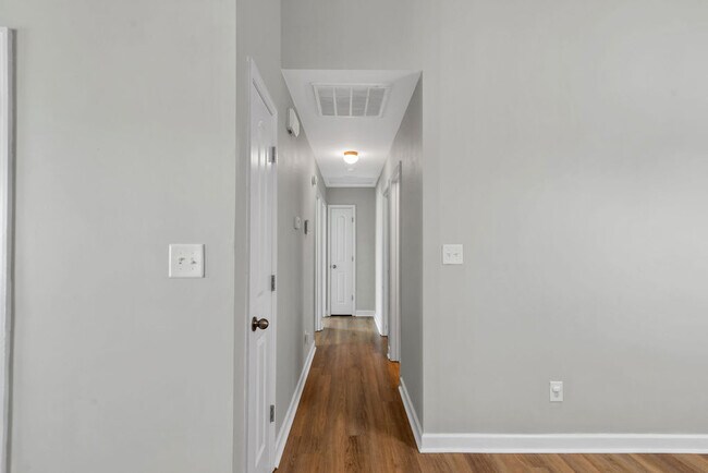 Building Photo - 303 Sinclair Ln