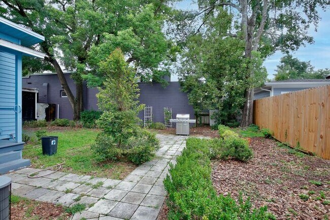 Building Photo - Beautiful 1/1 Spacious Apartment in the He...