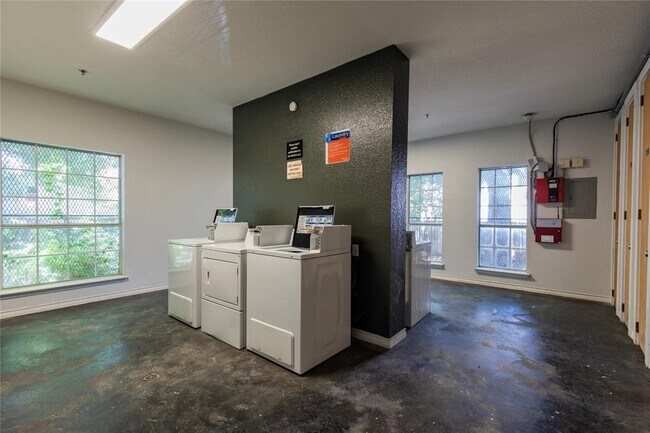 Building Photo - 2204 San Gabriel St