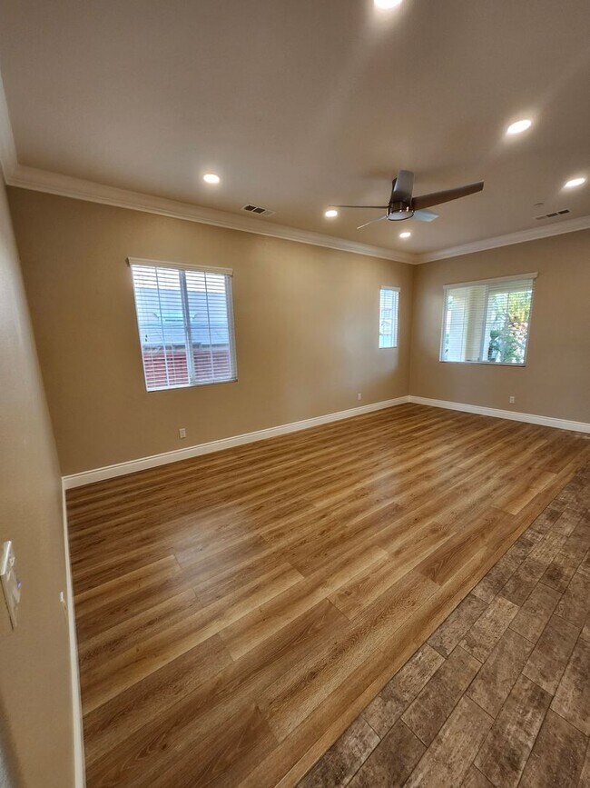 Building Photo - Luxurious 4-Bedroom View Home in Desirable...