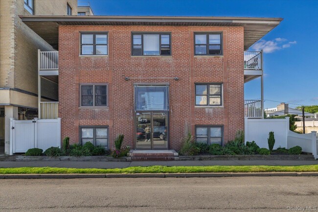 Building Photo - 475 W Broadway