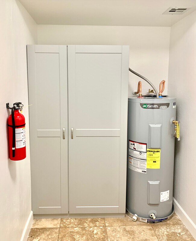 Building Photo - 8546 E Bellview St