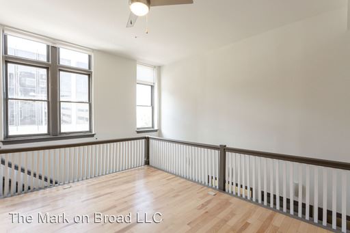 Building Photo - 300 E Broad St