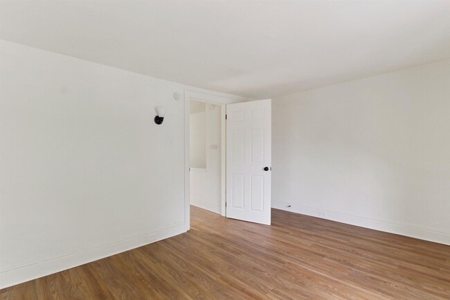 Building Photo - Spacious 5 Bedroom, 2 Bath Home in York City!