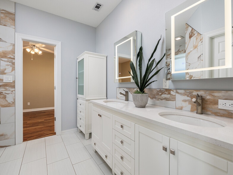 Building Photo - 9805 Big View Dr