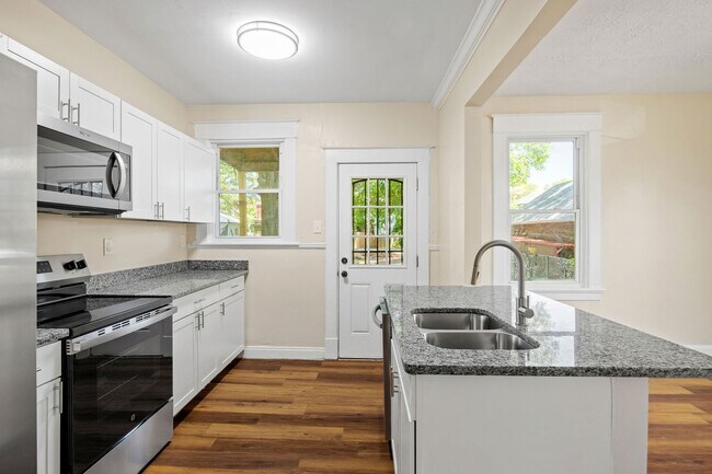 Building Photo - Completely Renovated 3 Bedroom Home in Hig...