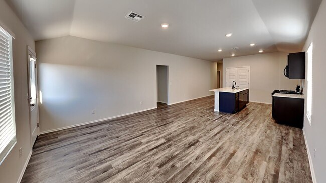 Building Photo - A Stunning and Spacious 4 Bedroom 2 Bath Home in Mustang School District