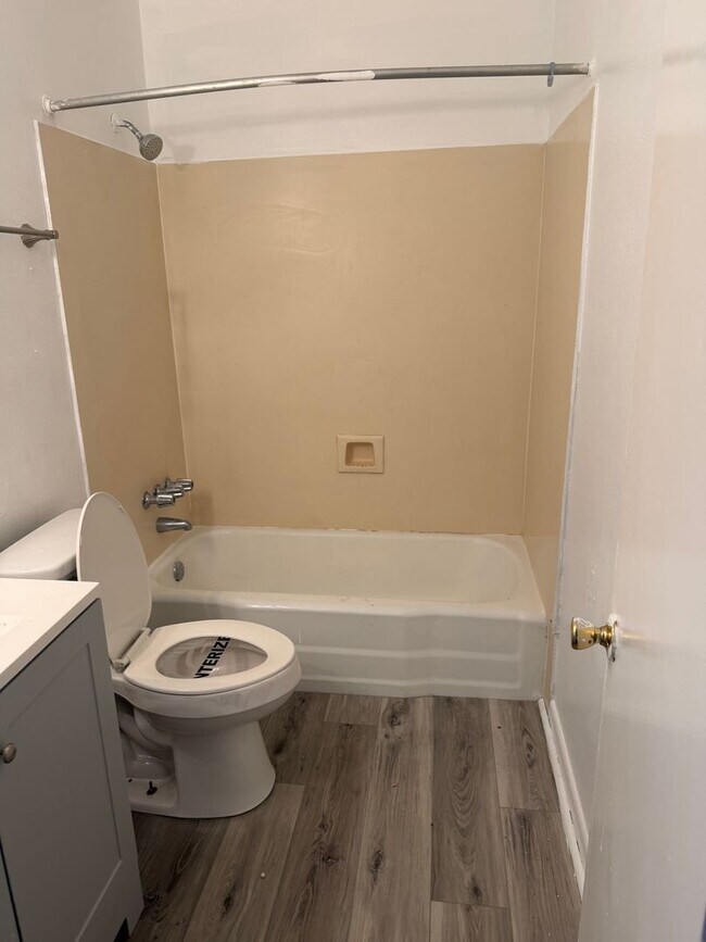 Building Photo - Affordable Town home