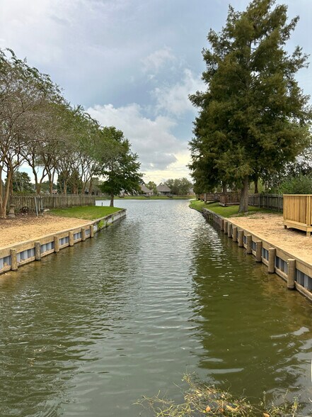 Building Photo - 1001 Southlake Cir