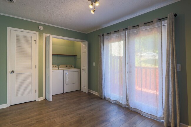 Building Photo - 221 Timberway Dr