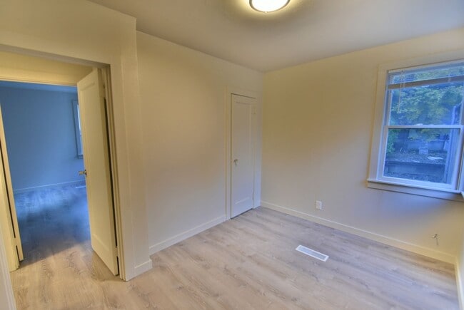 Building Photo - 2Bd/1Ba Lake Forest Park Home