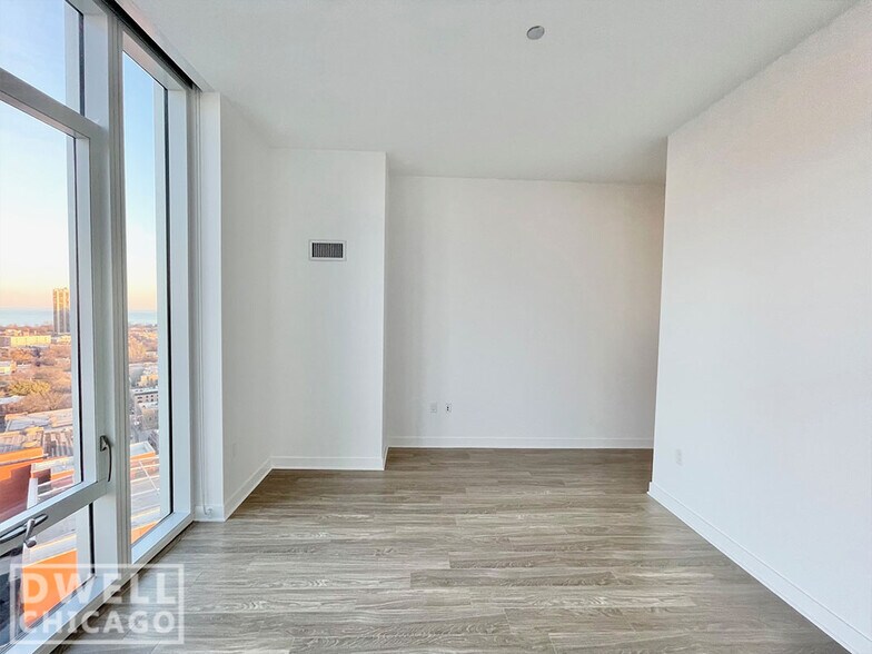 Building Photo - 2337 N Lincoln Ave